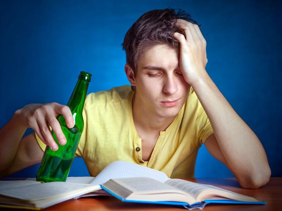 unavený student s pivem, jak přestat pít
