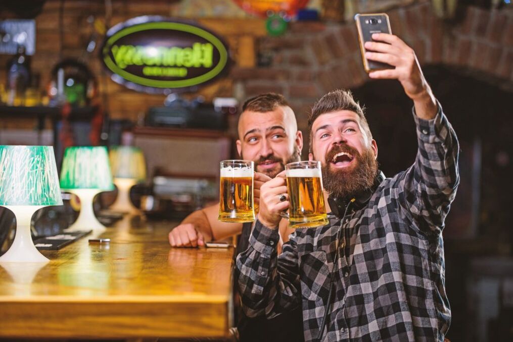 muži pijí pivo, jak přestat