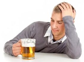 muž pije pivo, jak přestat