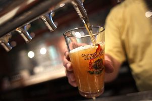Barman nalévá pivo do sklenice