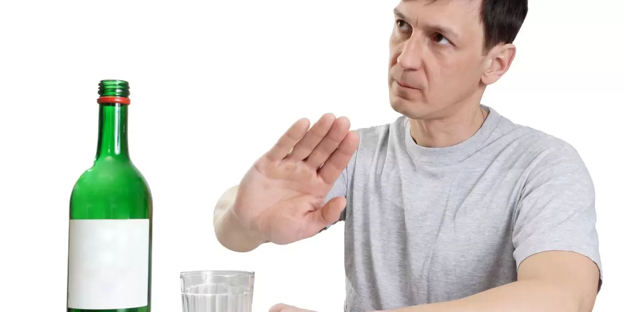 Muž odmítá alkohol