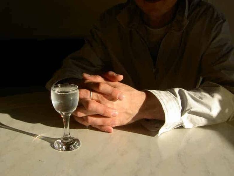 Při každodenním pití i malých dávek silného alkoholu vzniká u člověka závislost na alkoholu