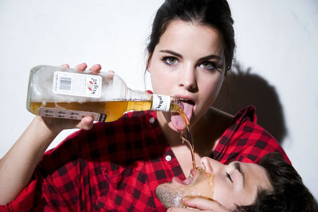 dívka nalévá alkohol na muže před sexem