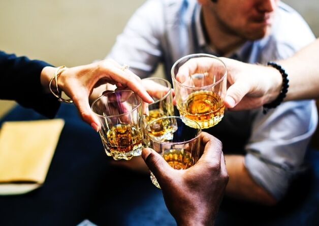 pití alkoholu ve velké společnosti