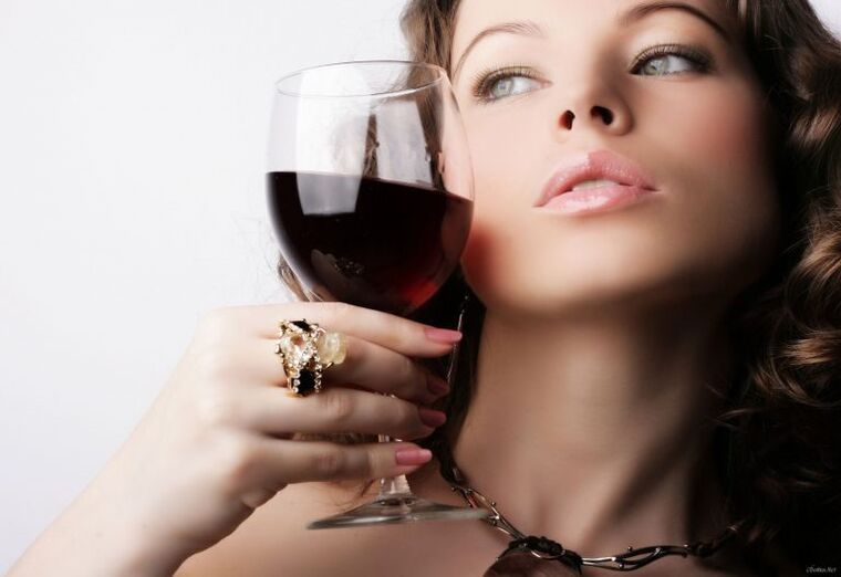 Bohatá žena je také náchylná k alkoholismu