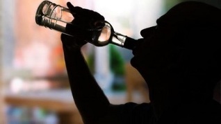 první příznaky a příznaky alkoholismu